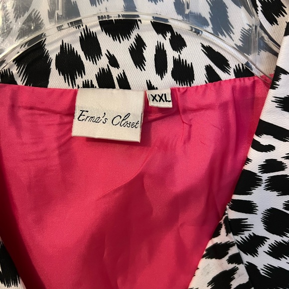 Animal Print lightweight Coat. Black and white with hot pink lining. XXL - Picture 3 of 5